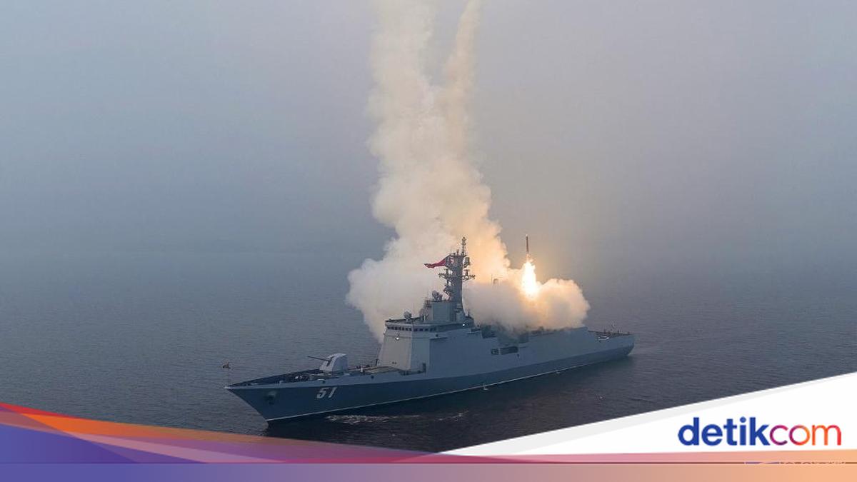 Korut Uji Coba Kapal Perang dengan Rudal Jelajah di Bawah Pengawasan Kim Jong Un
