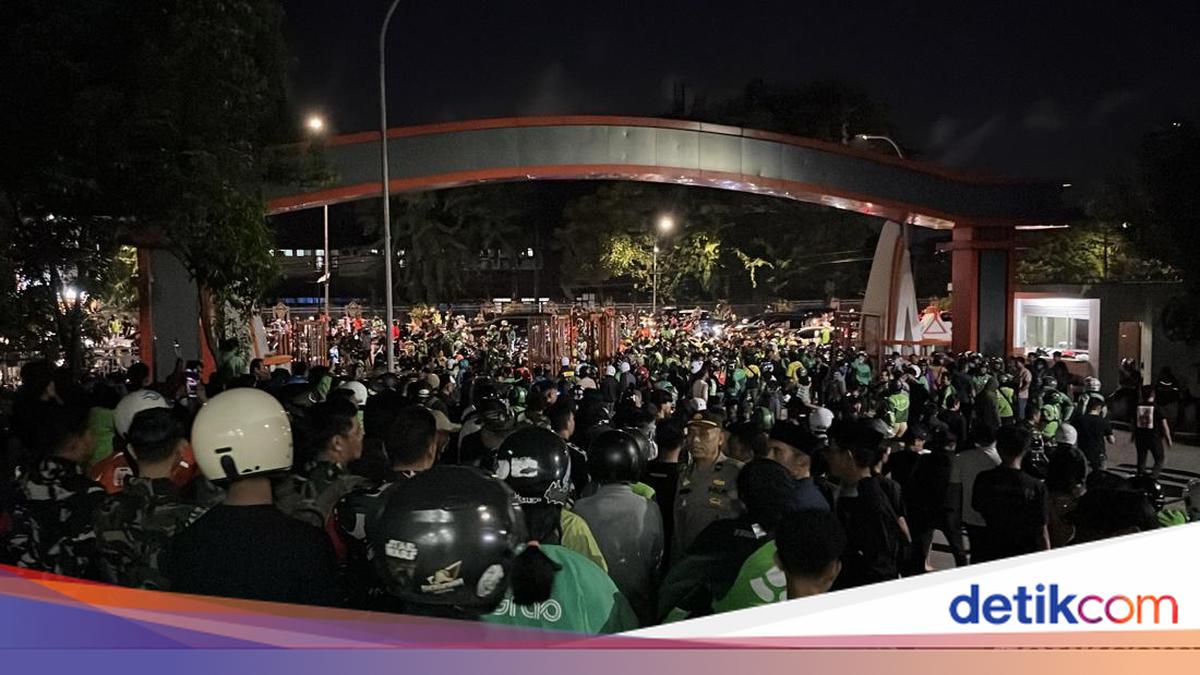 Demo Mahasiswa UNM Makassar Ricuh, Ojol Jebol Kampus-Jalan Diblokade