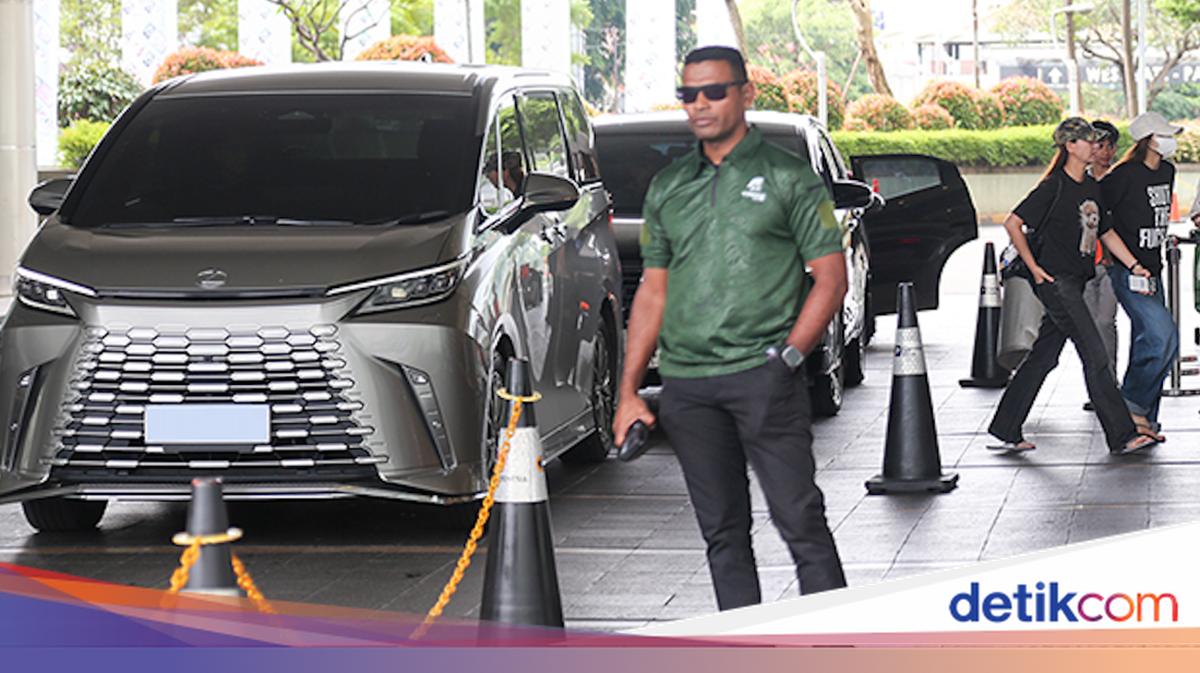 Lisa BLACKPINK Tertangkap Kamera Pakai Lexus LM500h Saat di Jakarta