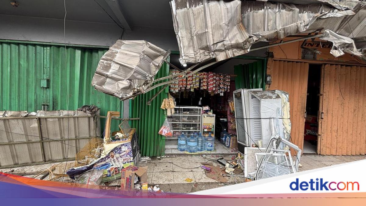 Truk Muatan Galon Terguling di Bekasi Timpa Warung hingga Rusak Parah
