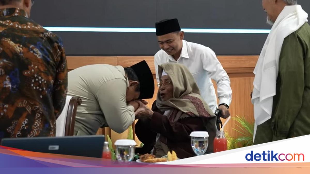 Momen Prabowo Salami hingga Cium Tangan Kiai Saat Bukber di Istana
