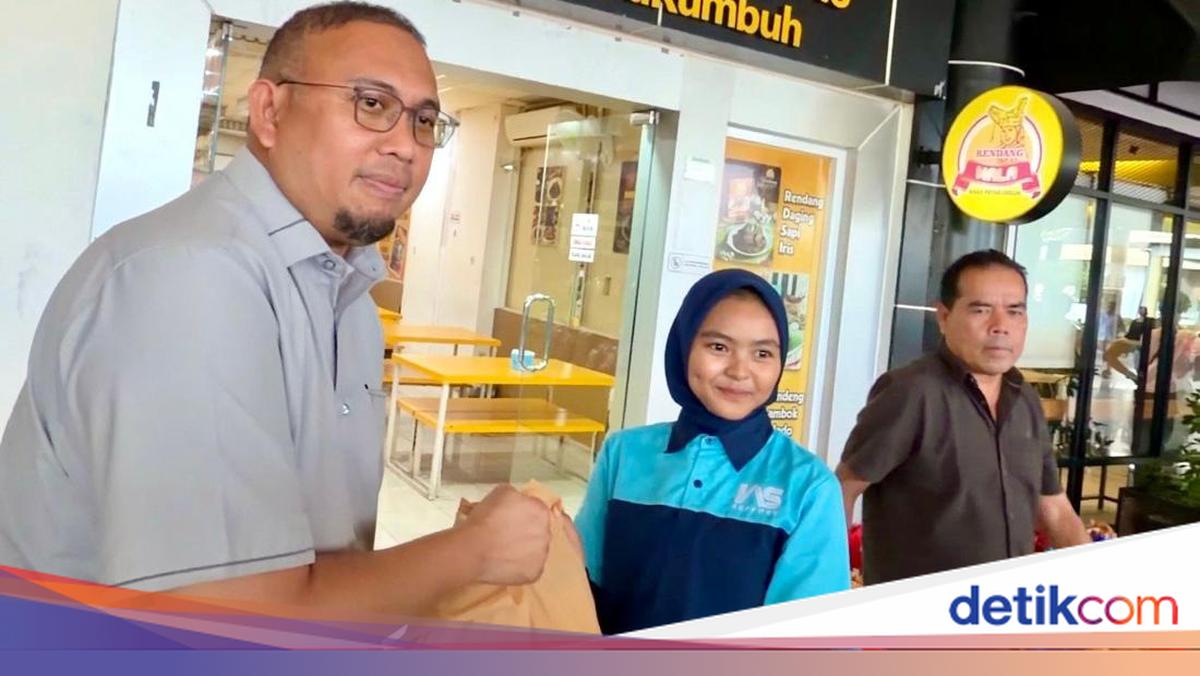 Andre Rosiade Bagikan 300 Paket Sembako untuk Porter &amp; Pekerja Bandara BIM