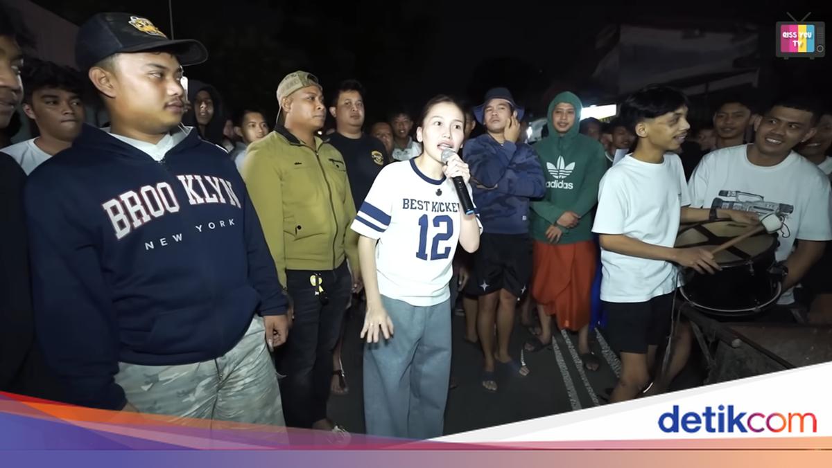 Bikin Heboh, Ayu Ting Ting Bangunkan Sahur di Kampung Orang