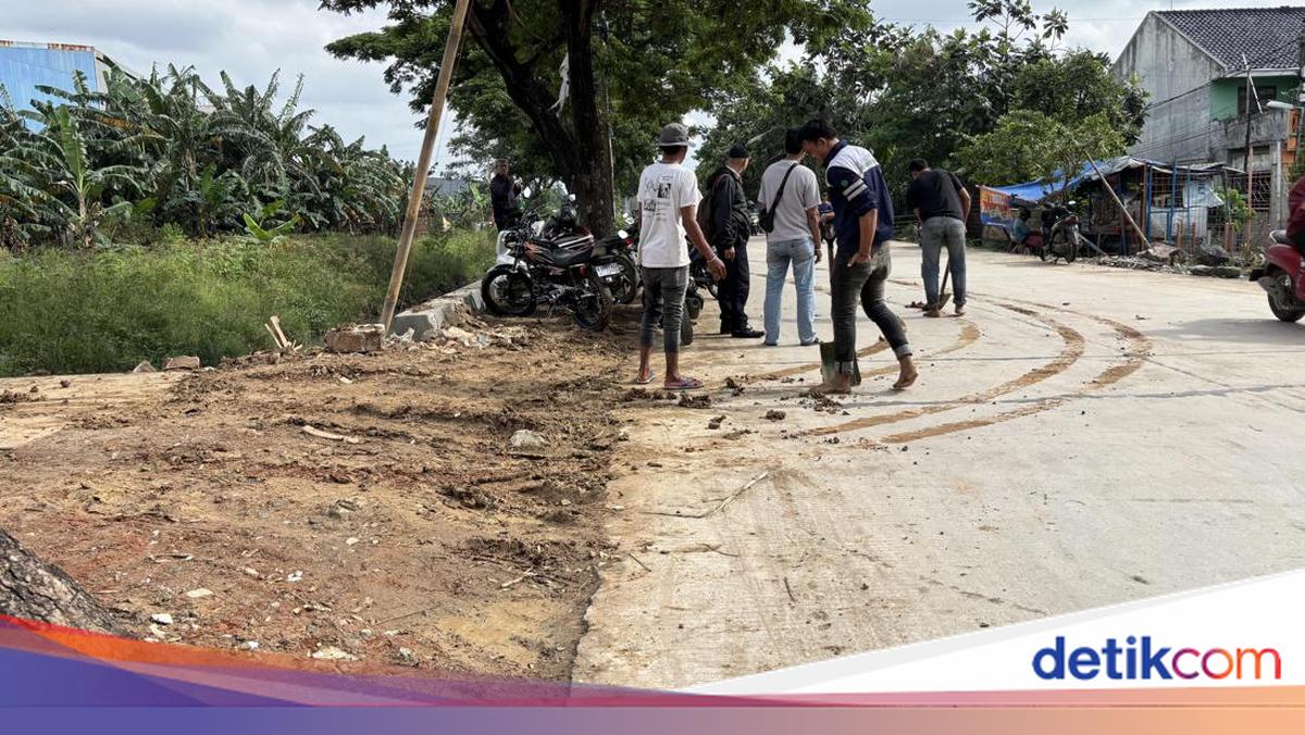 Awas! Ceceran Tanah Proyek di Jalan Alinda Bekasi Bikin Banyak Pemotor Jatuh