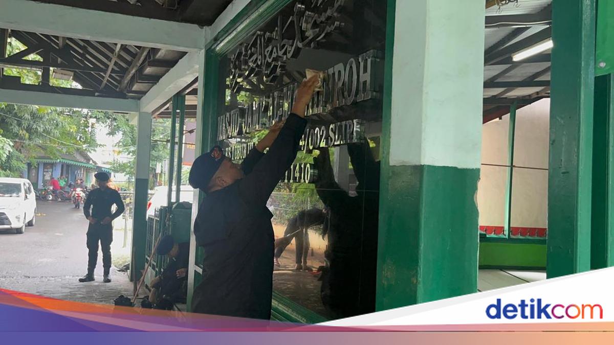 Peduli Lingkungan, Gegana Brimob PMJ Bersihkan Masjid Al-Magfiroh di Slipi