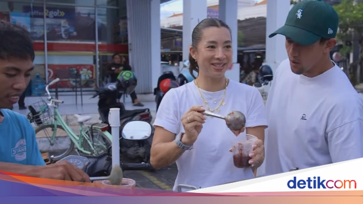 Indahnya Toleransi, Irfan Bachdim dan Keluarga Berbagi Takjil di Bali