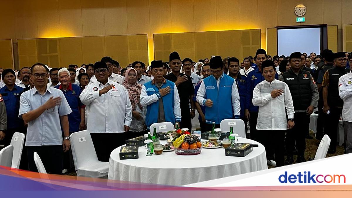 Kapolri Hadiri Buka Puasa Bersama KSPSI di Bekasi, Serahkan Santunan dan Sembako