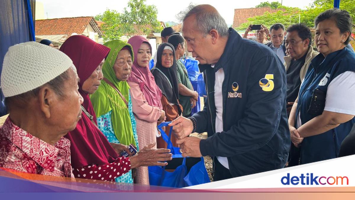 Saan Mustopa Hadirkan Pengobatan Gratis dan Sembako di Majenang Cilacap