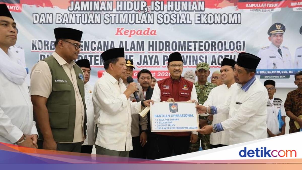Tito Karnavian Salurkan Bantuan untuk Korban Bencana di Pidie Jaya