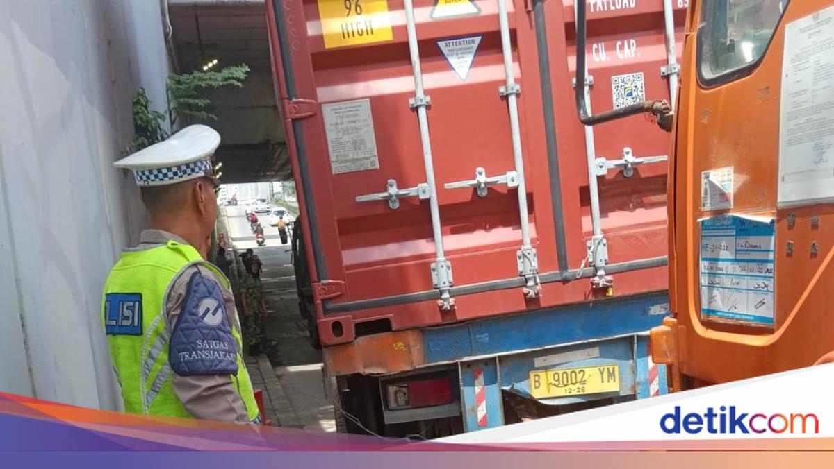 5 Fakta Truk Kontainer Nyangkut di Underpass Pramuka
