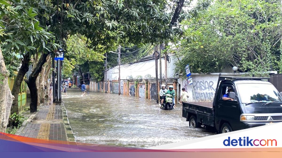 Pengendara Tuntun Motor Terobos Banjir di Kemang-Mampang Jaksel