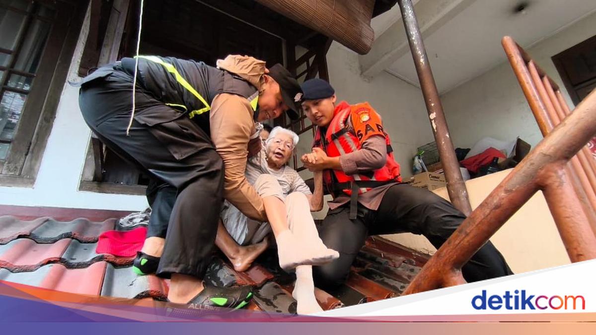 Banjir di Mampang Jaksel, Brimob Polda Evakuasi Lansia hingga Anak-anak