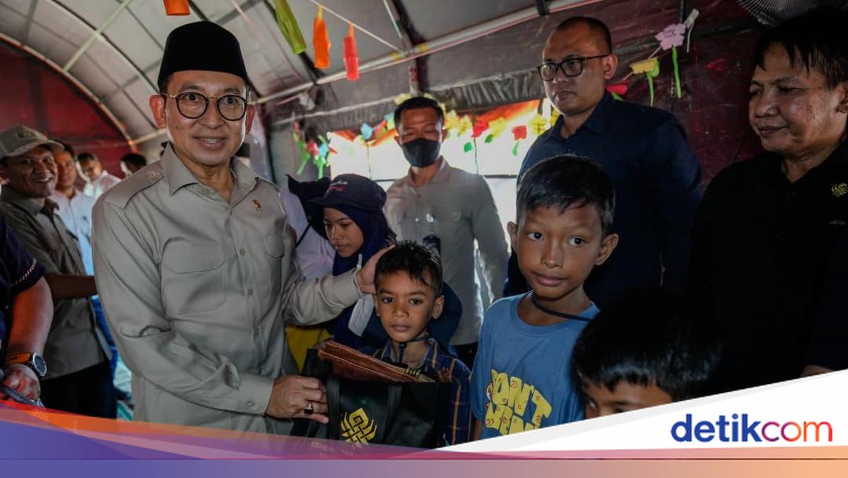 Menbud Salurkan Bantuan untuk Warga di Sekitar Situs Budaya Banuaraja