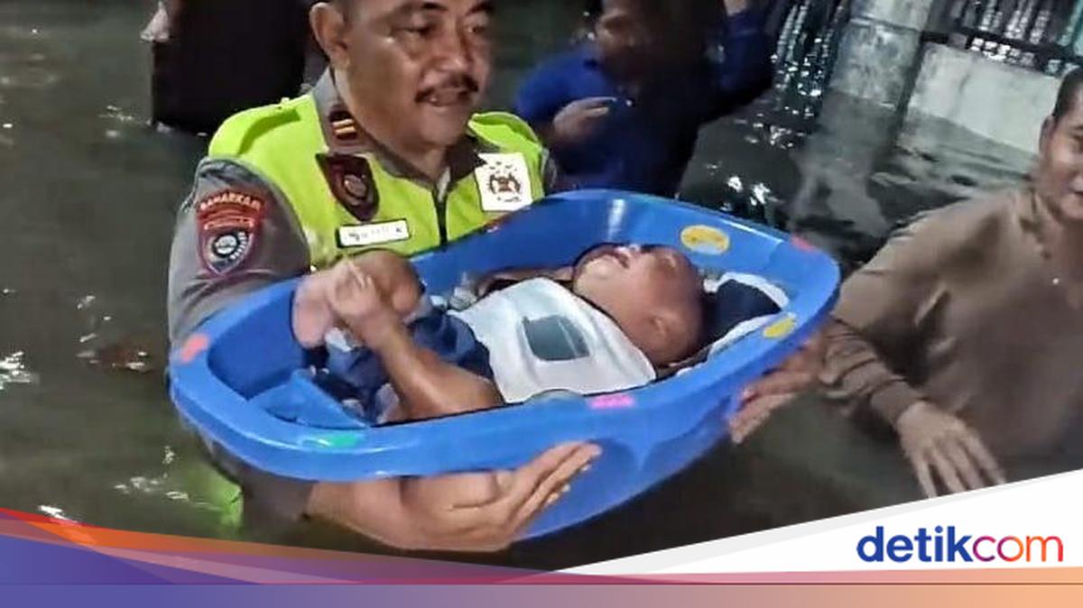 Polda Banten Evakuasi Balita dari Banjir di Cibeber Kota Cilegon