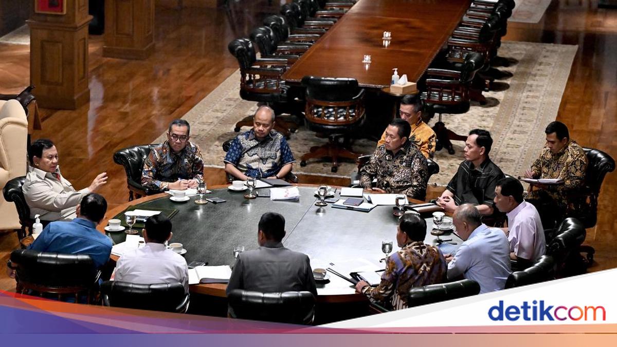 Prabowo Rapat 'Maraton' di Hambalang, Bahas Geopolitik hingga Kesiapan Lebaran