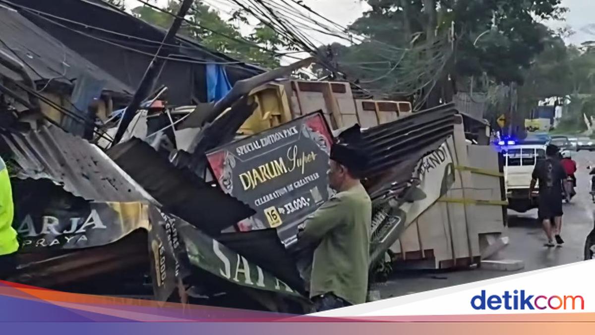 Truk Bermuatan Hebel Tabrak Warung dan Motor di Bogor, Diduga Sopir Mengantuk