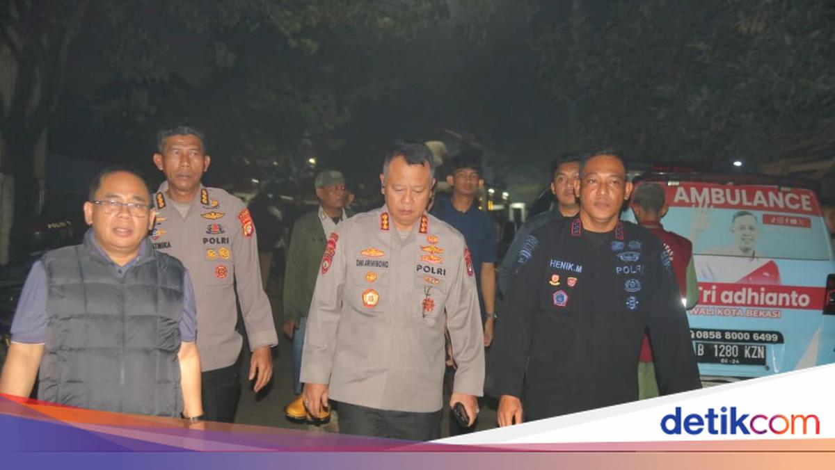 Brimob Polda Metro Bantu Evakuasi Korban Longsor Sampah di Bantargebang