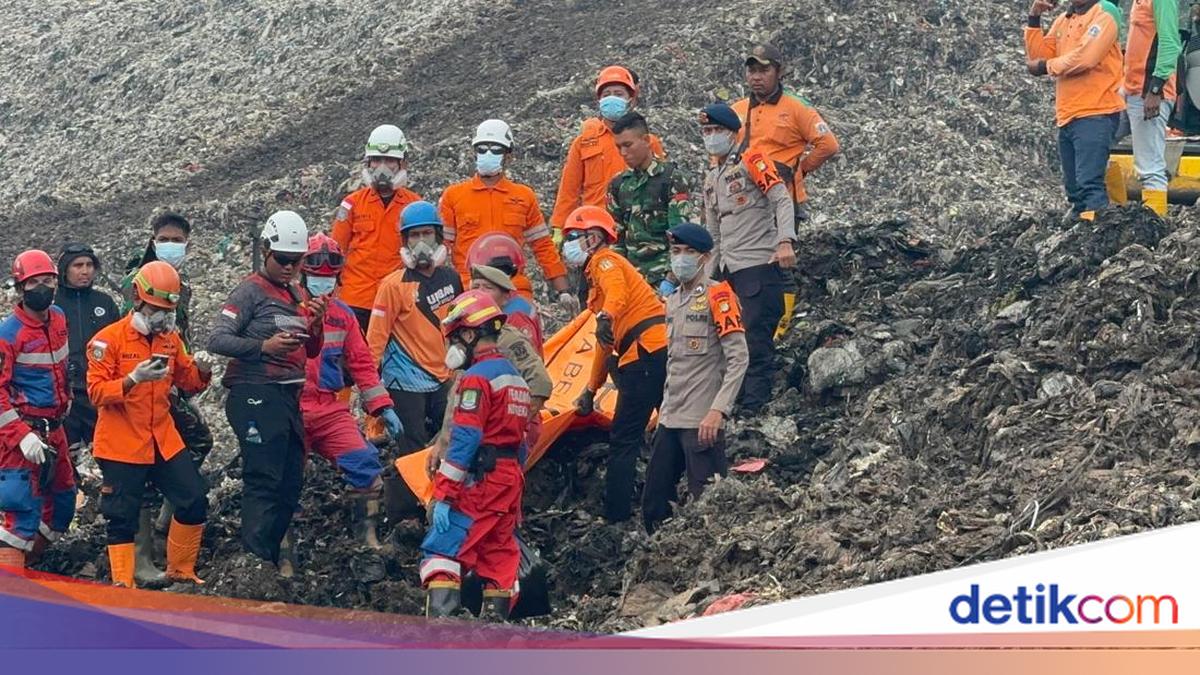 Brimob Polda Metro Ikut Evakuasi Longsor Sampah Bantargebang, Temukan Motor