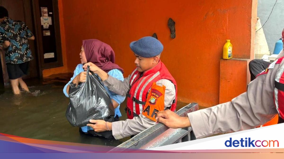 Banjir 5 Meter di Periuk Tangerang, Brimob Polda Metro Bantu Evakuasi