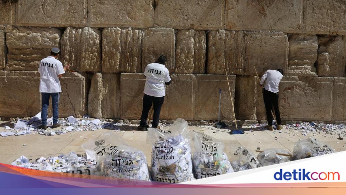 Ribuan Kertas Doa Dibersihkan dari Tembok Ratapan Jelang Hari Raya Yahudi