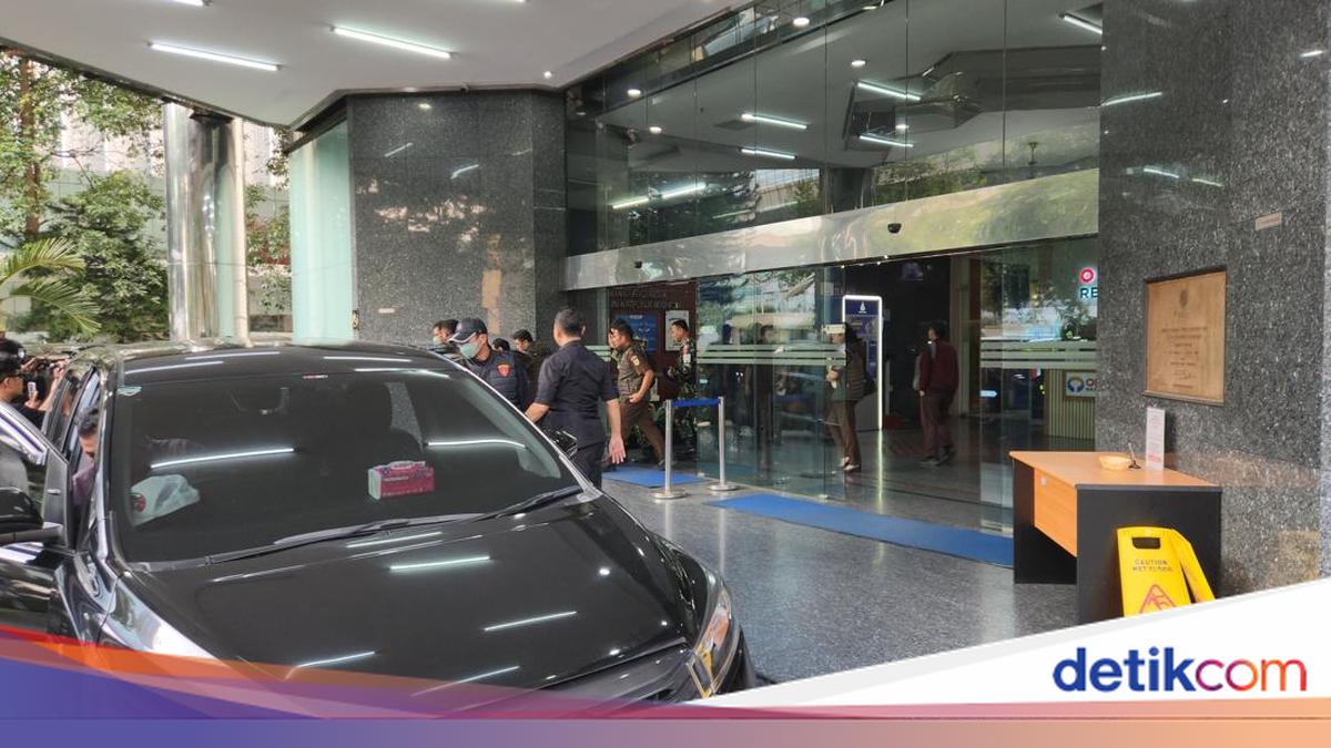 Kejagung Bawa 1 Boks Usai Geledah Kantor Komisioner Ombudsman Yeka Hendra