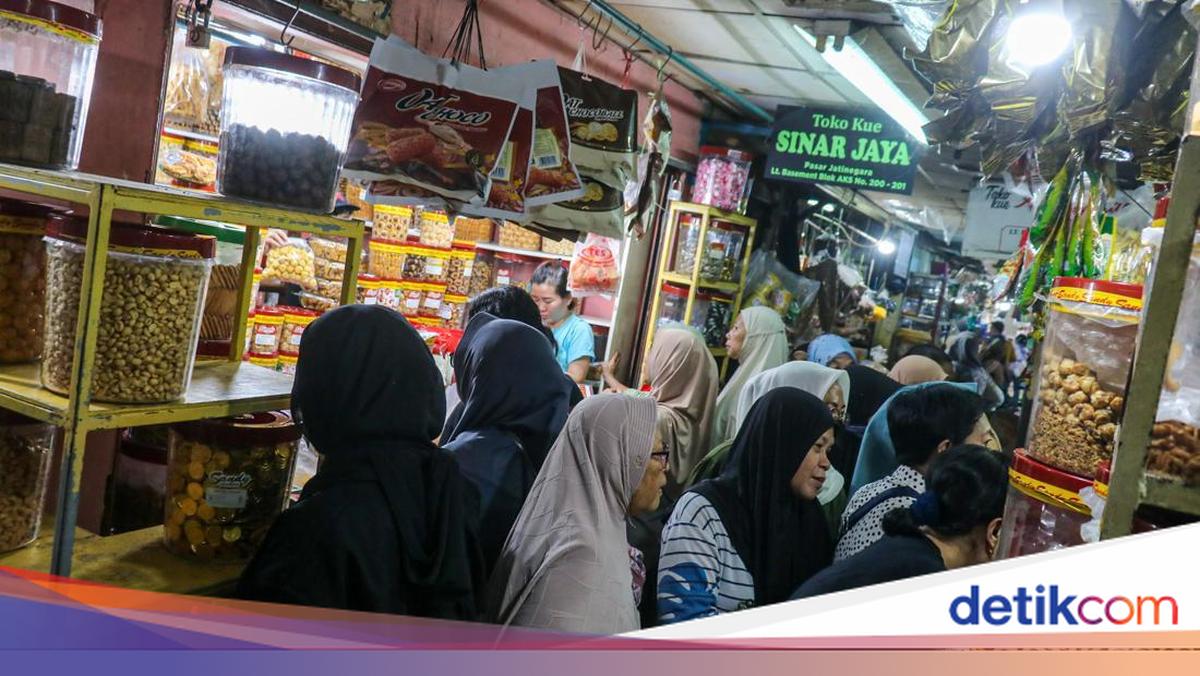 Pasar Jatinegara Dipadati Pembeli Kue Kering Jelang Lebaran