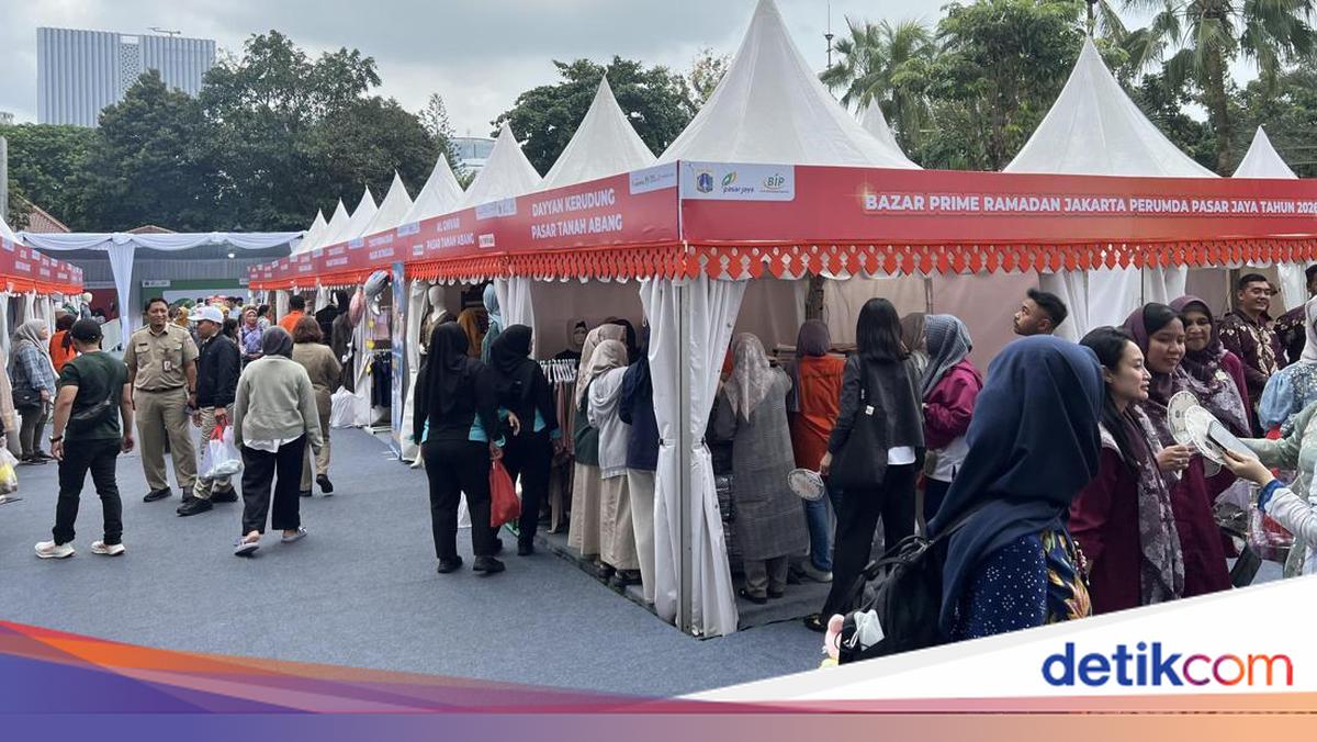 Warga Serbu Bazar Prime Ramadan di Balai Kota Jakarta