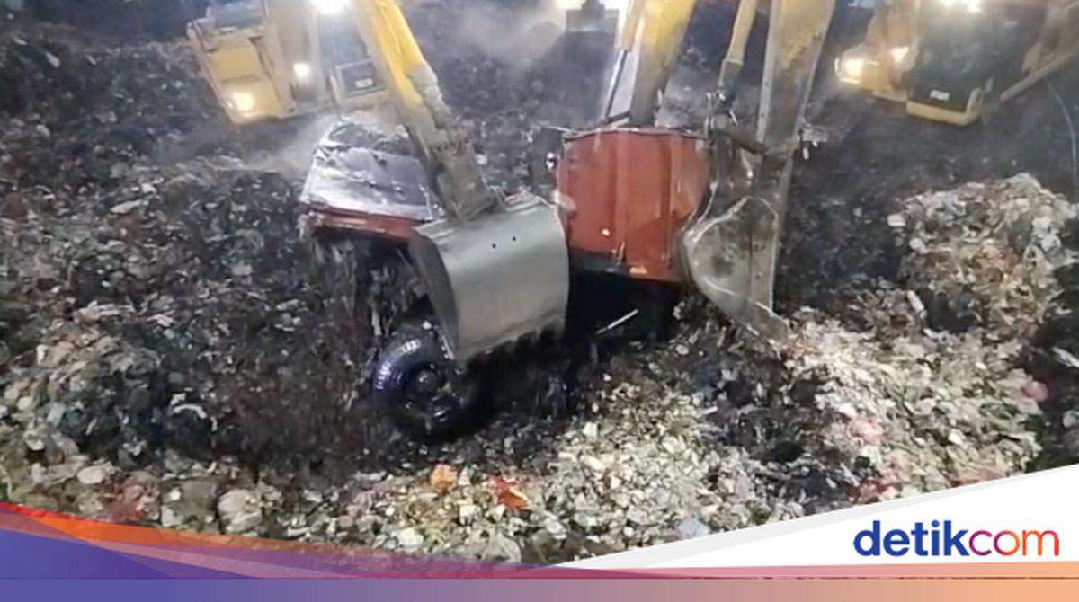 Potret Evakuasi Korban Longsor Sampah Bantargebang, Truk Ringsek Diangkat