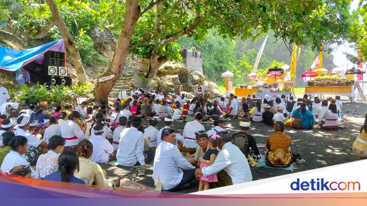 Ratusan Umat Hindu Gelar Upacara Melasti di Pantai Watu Godeg Lumajang