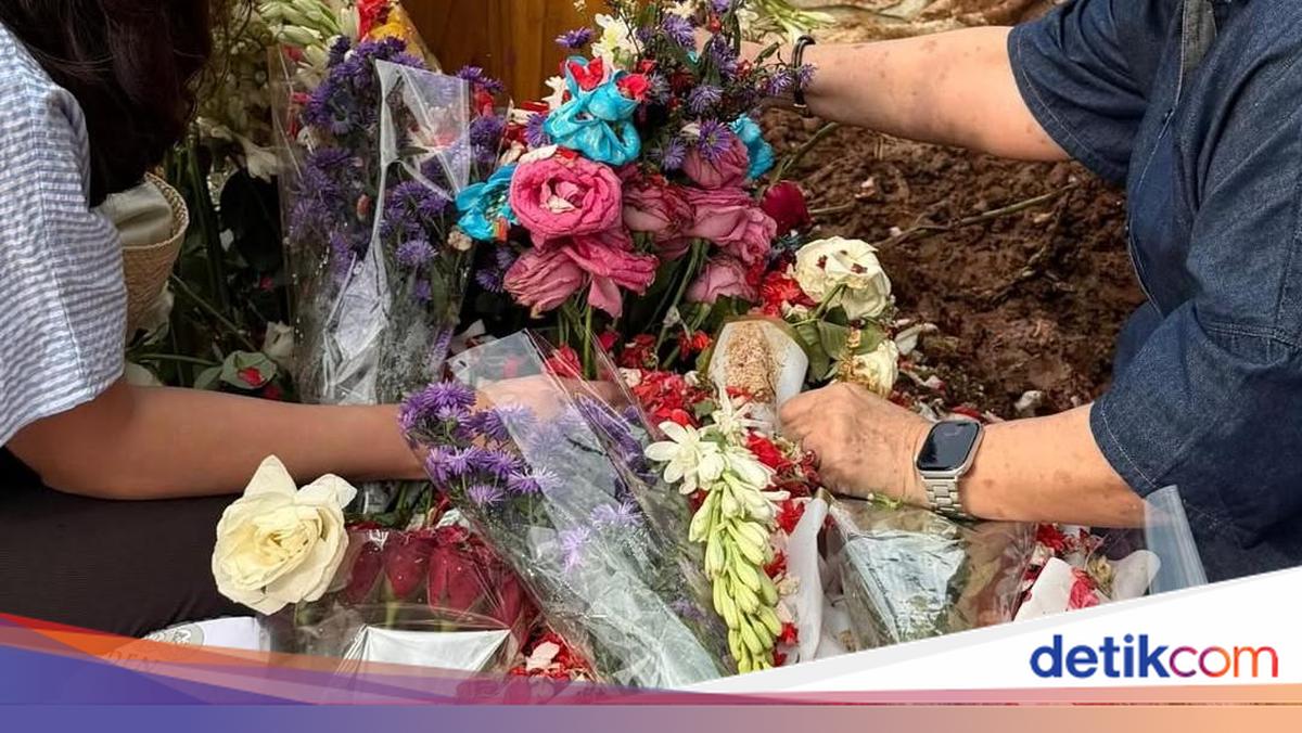 Kondisi Makam Vidi Aldiano Penuh Bunga