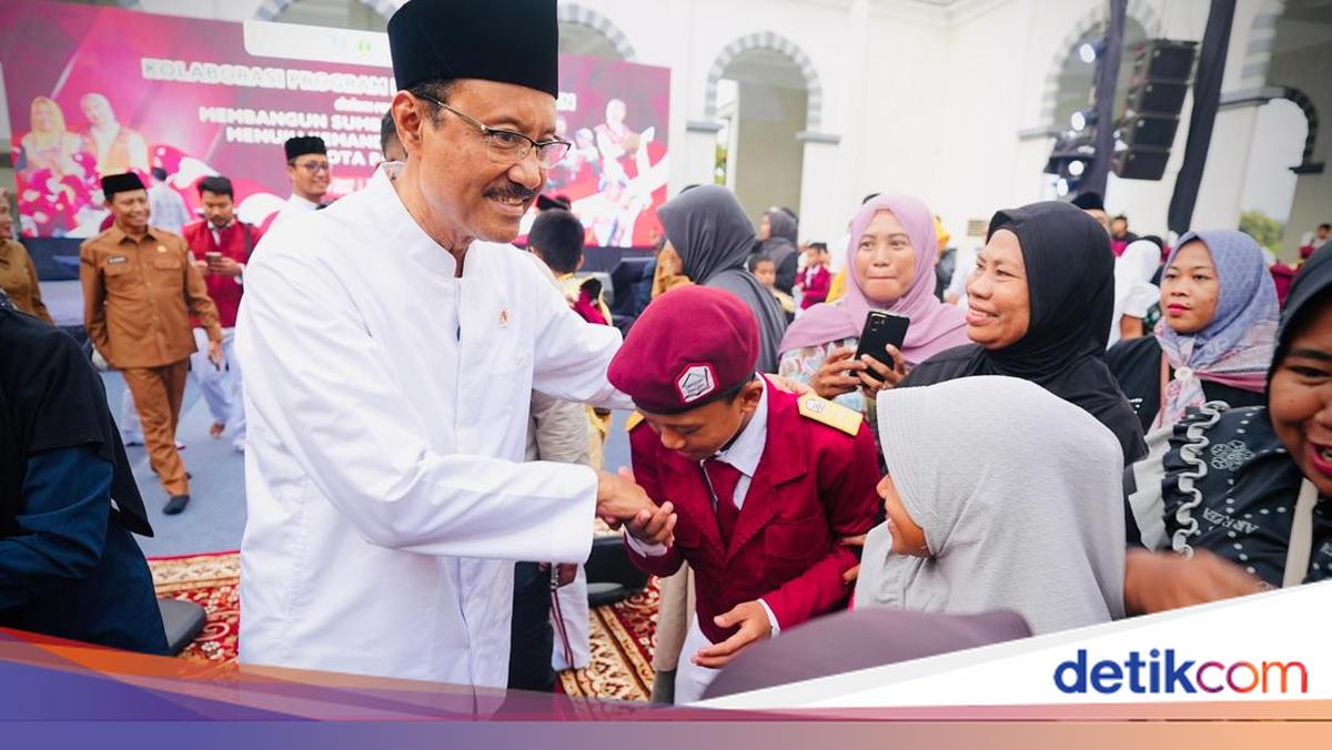 Gus Ipul Silaturahmi dan Bagikan Paket Sembako untuk 1.500 KPM di Pasuruan