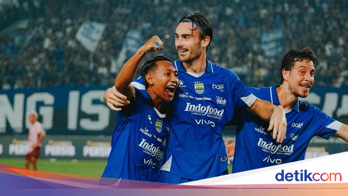 Rivalitas Persib vs Persija kembali memanas di bandara. Insiden provokasi antara pemain dan suporter viral, namun situasi berhasil dikendalikan. Berikut kronologi lengkapnya!

Via @detikjabar_