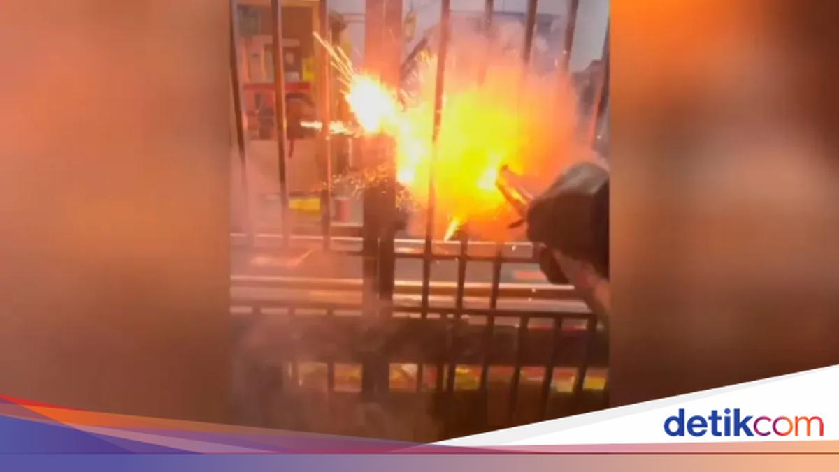 Oli hingga Petasan Sasar Toko Obat Keras di Pasar Rebo