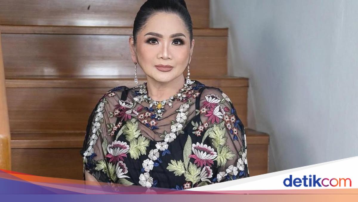 Kaki Vina Panduwinata Digips, Dibanjiri Doa