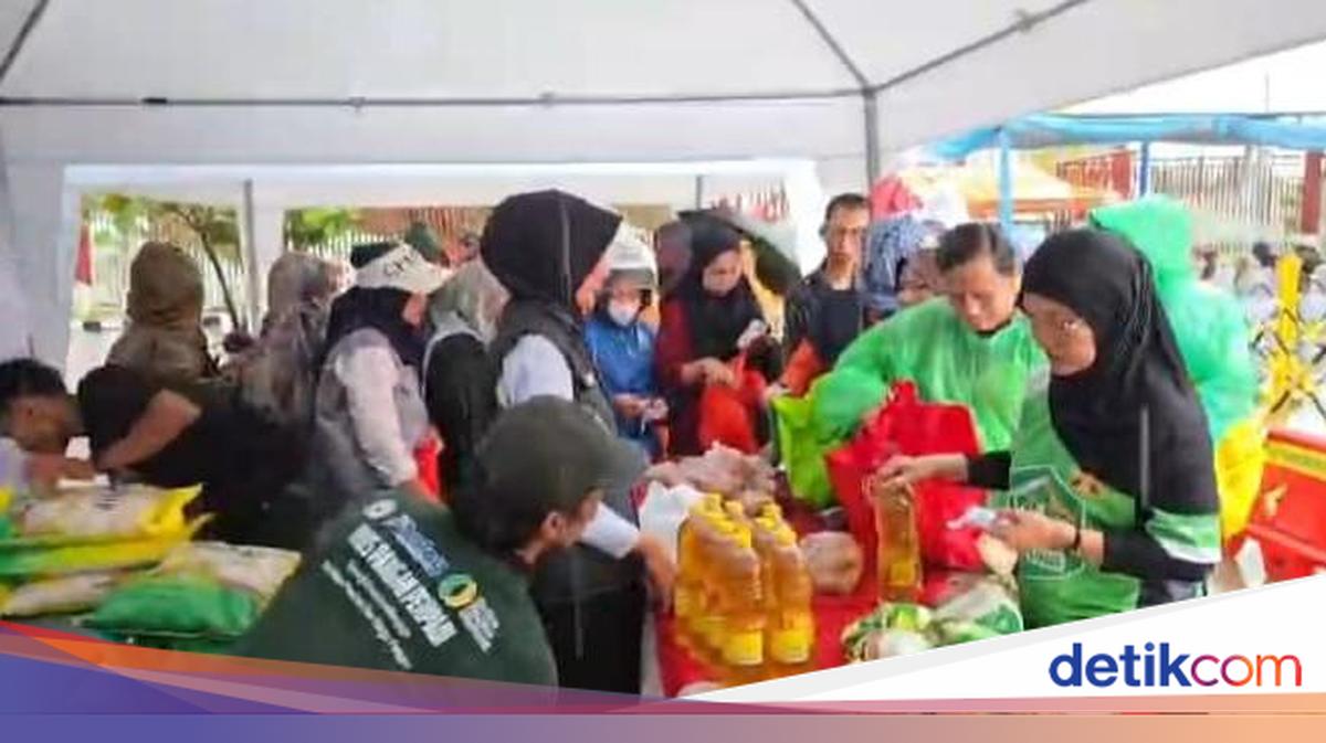 Polres Bogor Gelar Gerakan Pangan Murah di Stadion Pakansari Jelang Lebaran