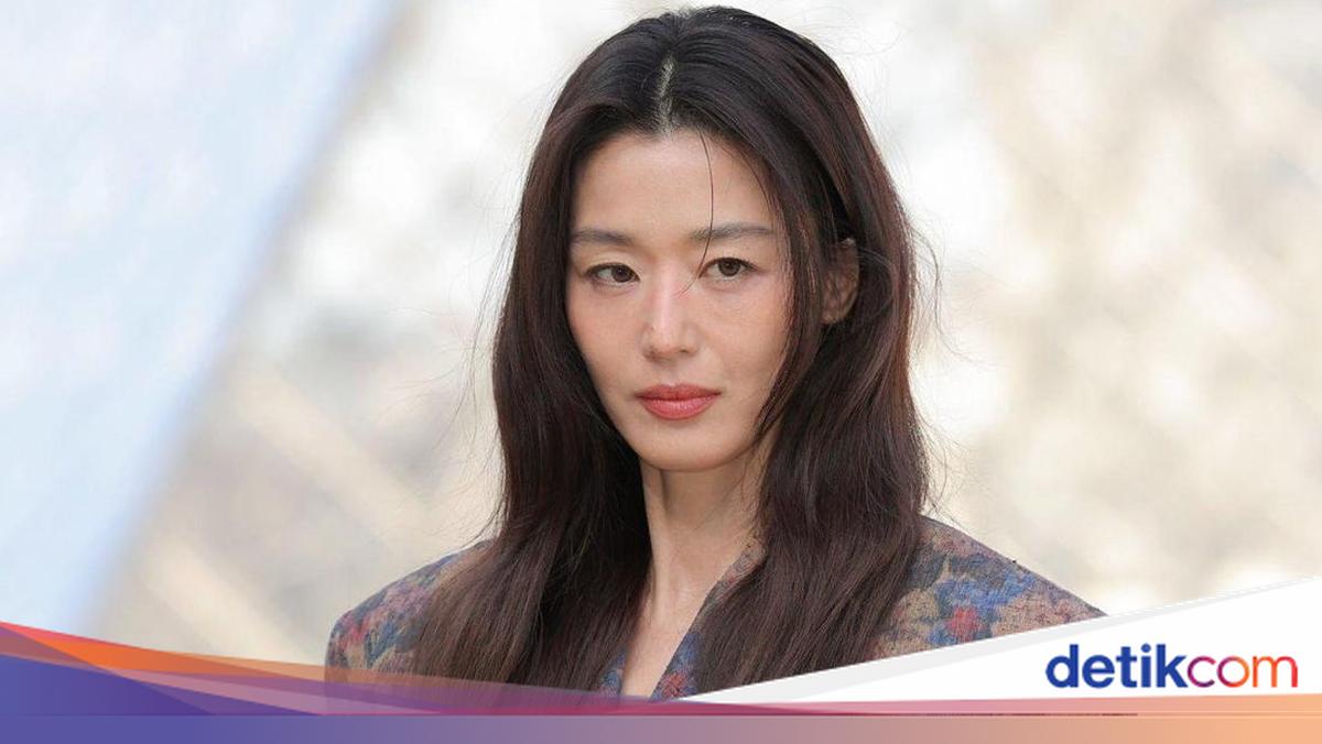Jun Ji Hyun’s Hands Spark Debate Over Her Real Age