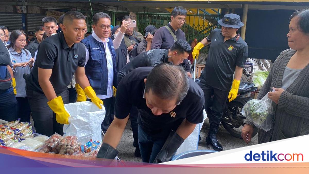 Menteri LH-Kapolda Metro Gelar Korve Bersihkan Sampah di Pasar Kramat Jati