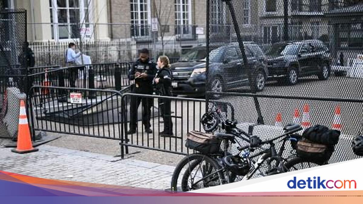 Mobil Tabrak Barikade Gedung Putih AS, Jalan di Sekitar Ditutup Sementara