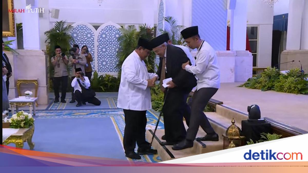 Momen Prabowo Bantu Quraish Shihab Turun dari Panggung Usai Ceramah