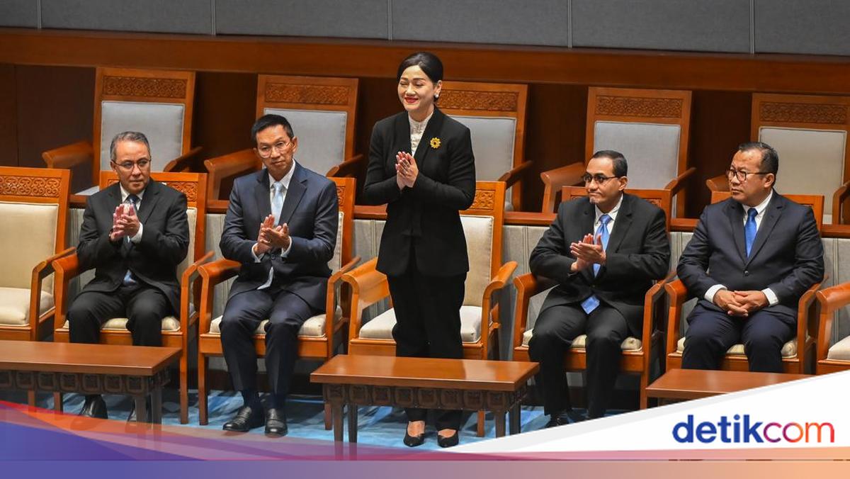 Rapat Paripurna DPR Sahkan Lima Anggota Dewan Komisioner OJK