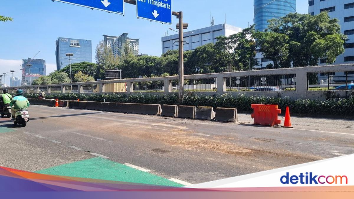 Truk Terguling di Depan DPR Sudah Dievakuasi, Ceceran Solar Ditutup Pasir