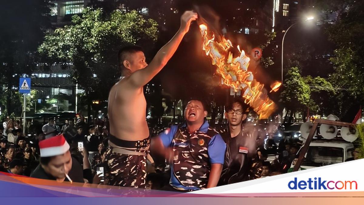 Reaksi Massa Banser Usai Yaqut Ditahan: Bakar Baju hingga Teriak 'KPK Zalim'