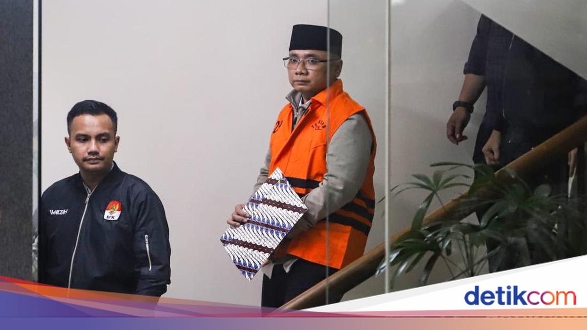 ]Eks Menag Yaqut Cholil Qoumas kembali ditahan KPK setelah status tahanan rumah. Saat kembali ke gedung KPK, tangan Yaqut tak diborgol.