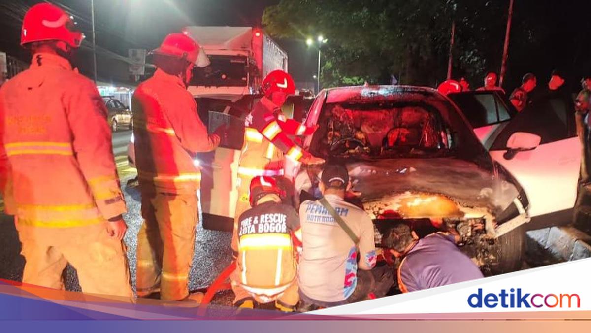 Mobil di Bogor Terbakar Akibat Overheat Mesin, Petugas Damkar Padamkan dalam 30 Menit