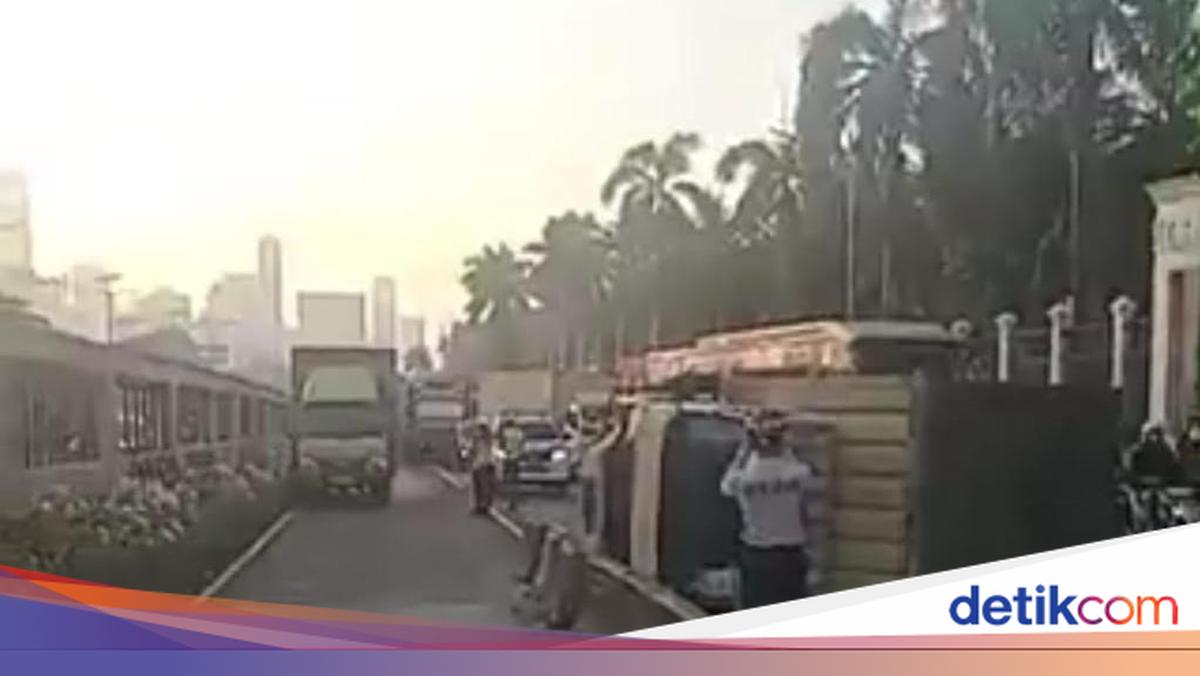 Truk Terguling di Depan Gedung DPR, Lalu Lintas Gatot Subroto Macet Total