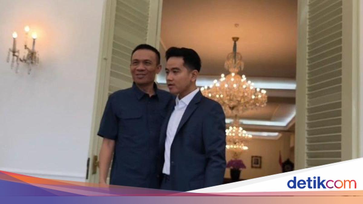 Gibran Peluk Rismon Sianipar di Istana Wapres: Pokoknya Kita Saudaraan