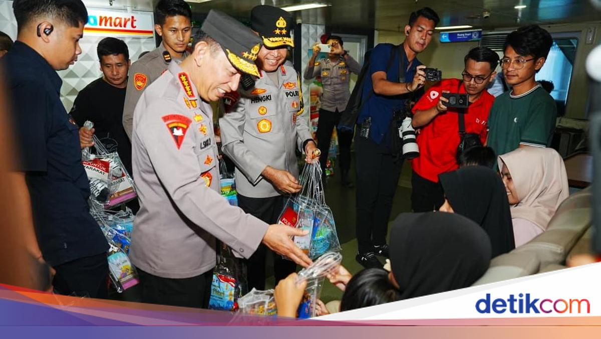 Kapolri Sapa Pemudik dan Bagikan Bingkisan di Pelabuhan Merak