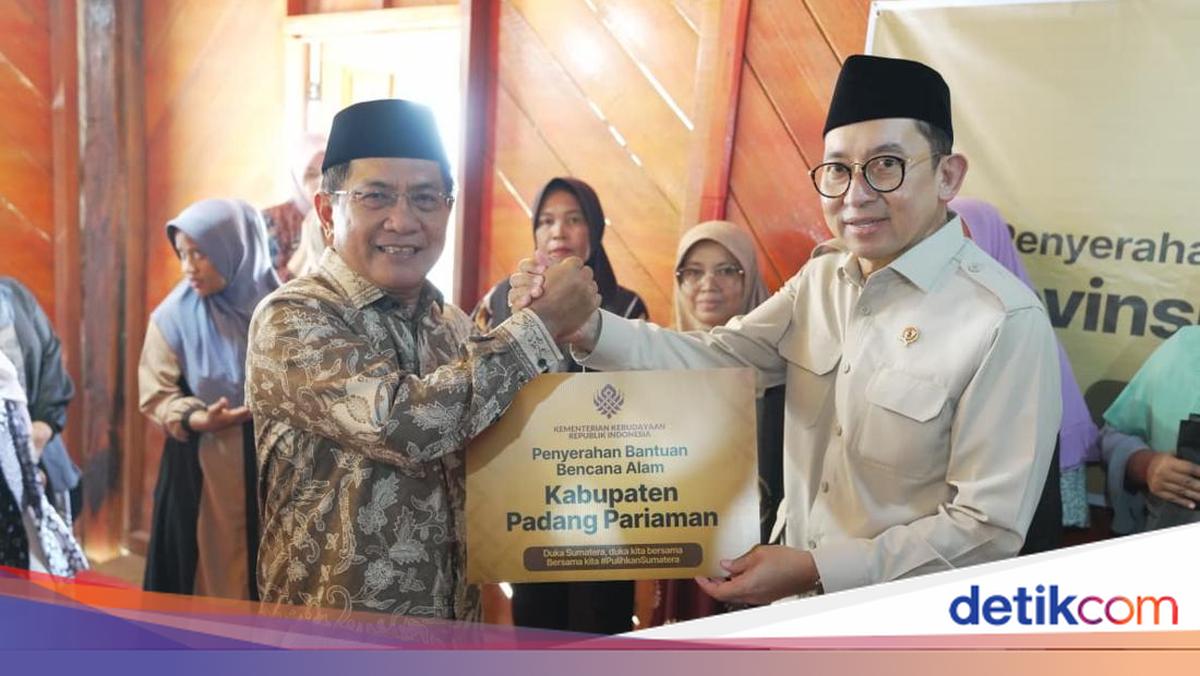 Menbud Fadli Zon Serahkan Bantuan untuk Korban Bencana di Surau Gadang