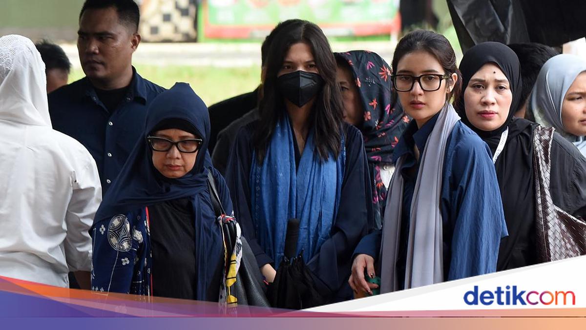 Ibunda Vidi Aldiano Doakan Sheila Dara Bisa Jalani Kehidupan Lebih Kuat