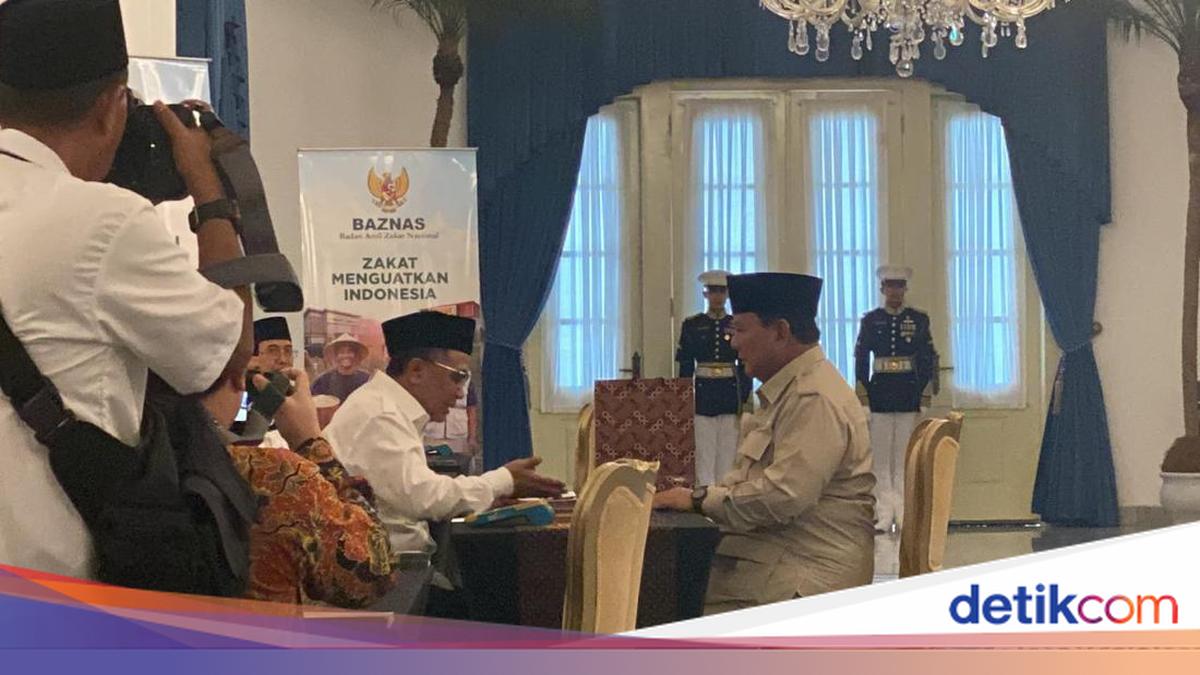 Momen Prabowo dan Menteri-menteri Bayar Zakat di Istana